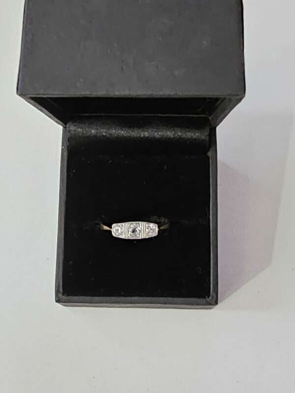 Three Stone Aquamarine Ring 18ct gold - Image 2
