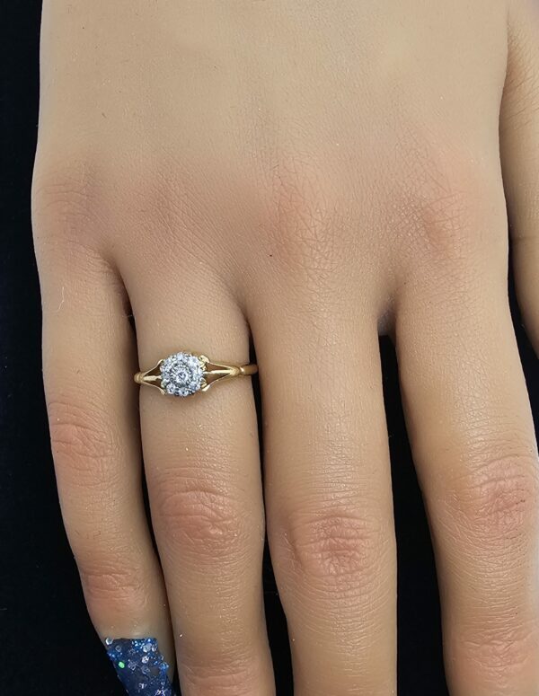 9ct gold Diamond Cluster Ring - Image 2