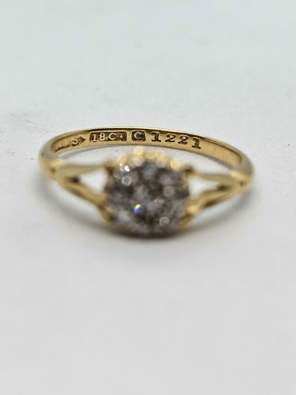 9ct gold Diamond Cluster Ring - Image 4