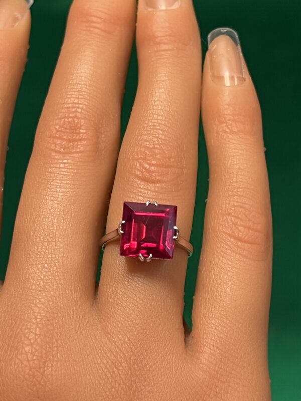 18ct white gold and large ruby solitaire ring