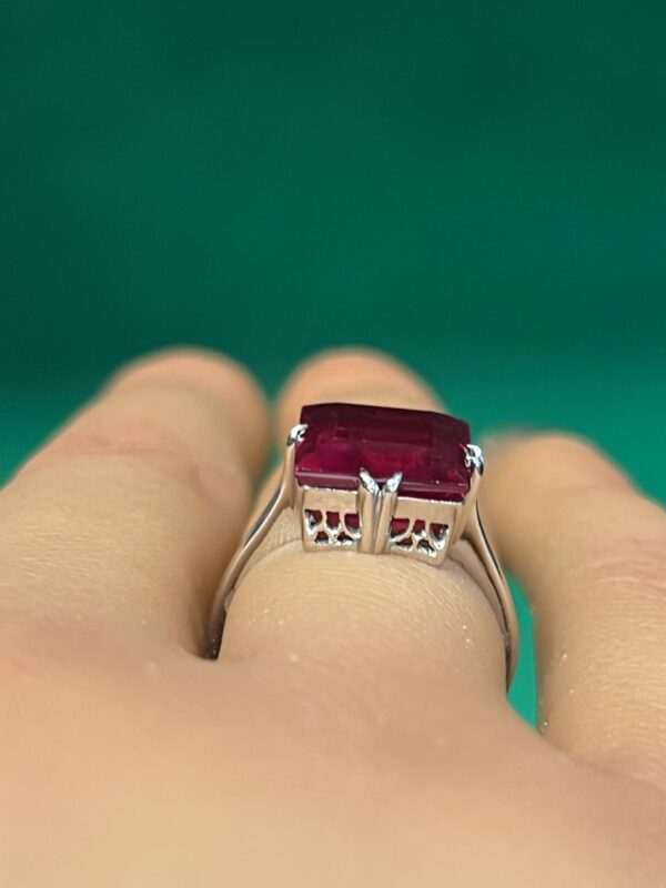 18ct white gold and large ruby solitaire ring - Image 2