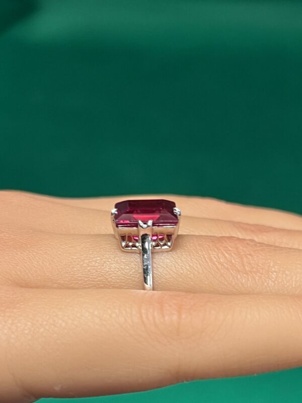 18ct white gold and large ruby solitaire ring - Image 3