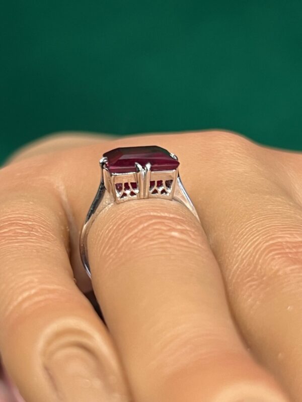 18ct white gold and large ruby solitaire ring - Image 4