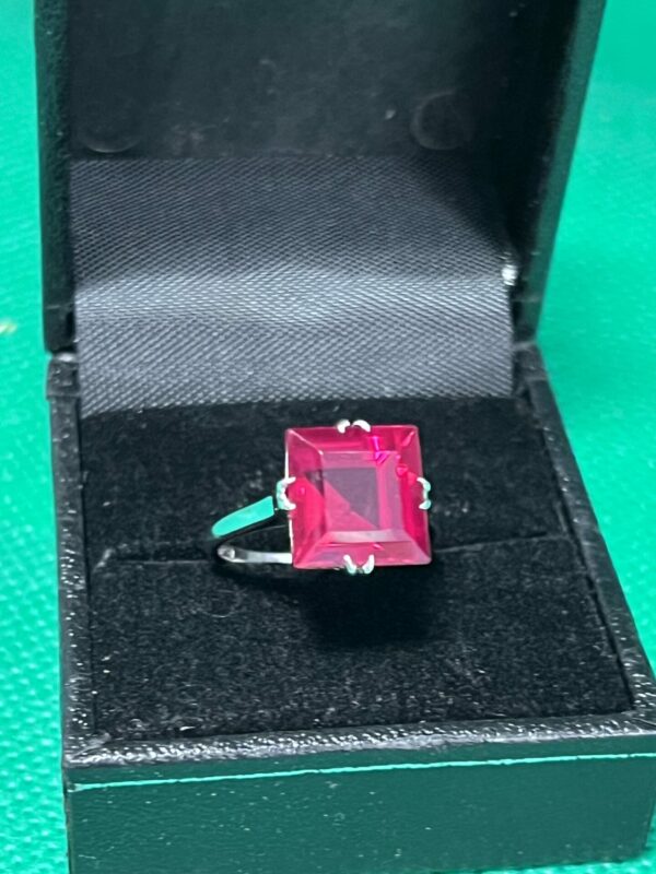 18ct white gold and large ruby solitaire ring - Image 5