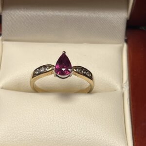 Gorgeous 18ct gold ruby and diamond ladies ring