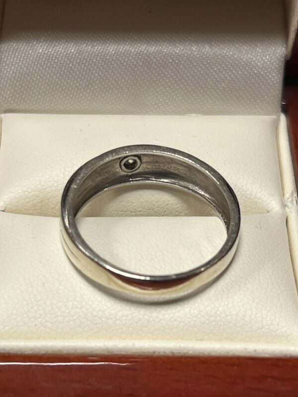 9ct gold and diamond set band - Image 3