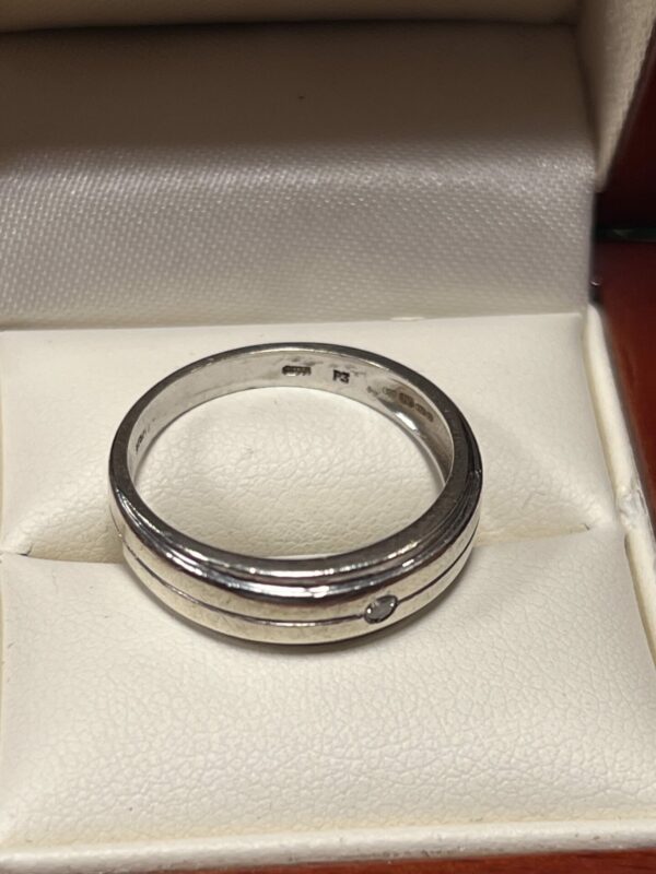 9ct gold and diamond set band - Image 5