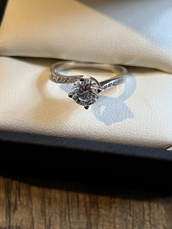 14ct white gold cz set ladies ring - Image 4