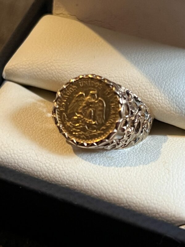 Dos pesos 22ct coin and 9ct mount ring