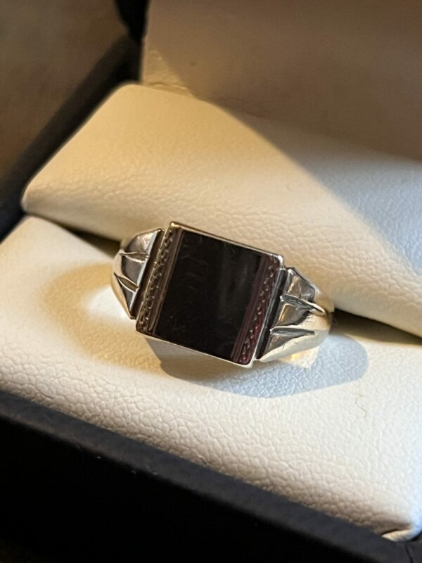 Nice plain 9ct gold signet ring