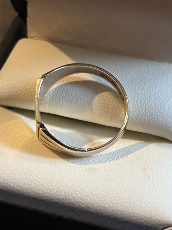 Nice plain 9ct gold signet ring - Image 2