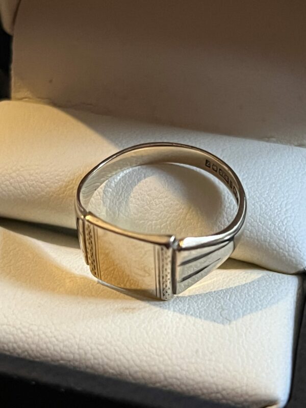 Nice plain 9ct gold signet ring - Image 4