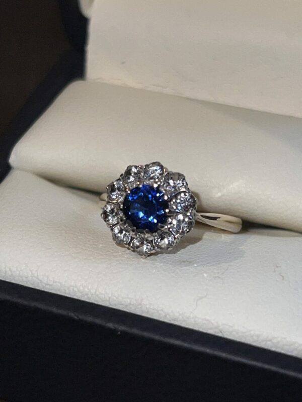 9ct gold sapphire and cz ladies dress ring - Image 2