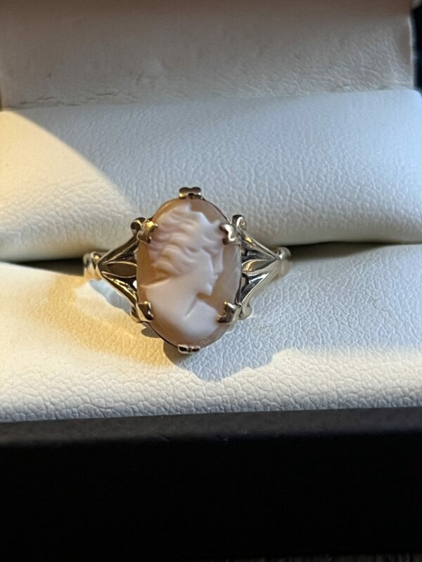 9ct gold cameo ring