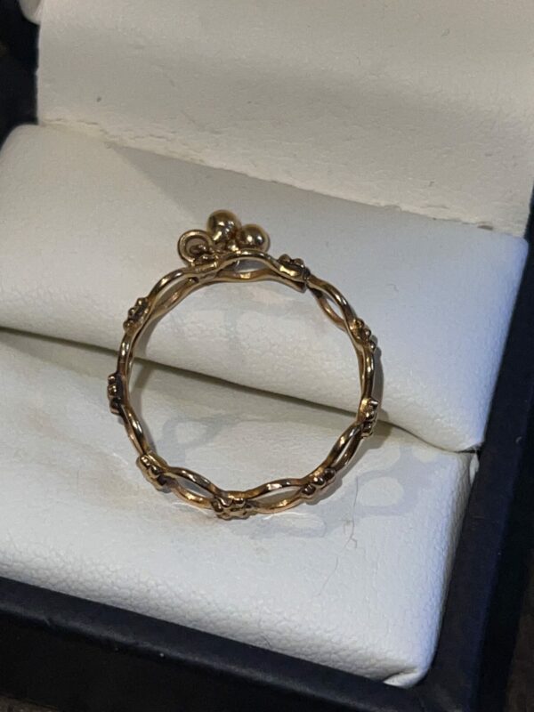 22ct gold band with dangling balls ooooerrr - Image 4