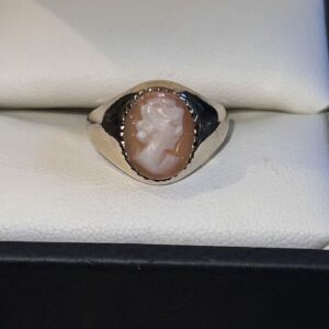 Ladies cameo signet ring 9ct gold