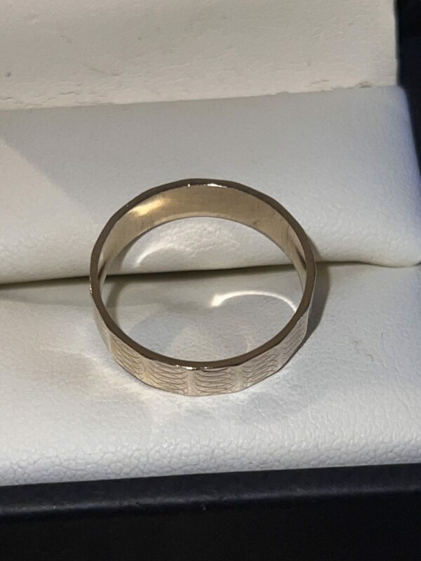 Unisex 9ct gold textured wedding band - Image 3
