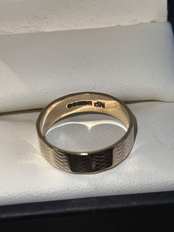 Unisex 9ct gold textured wedding band - Image 4