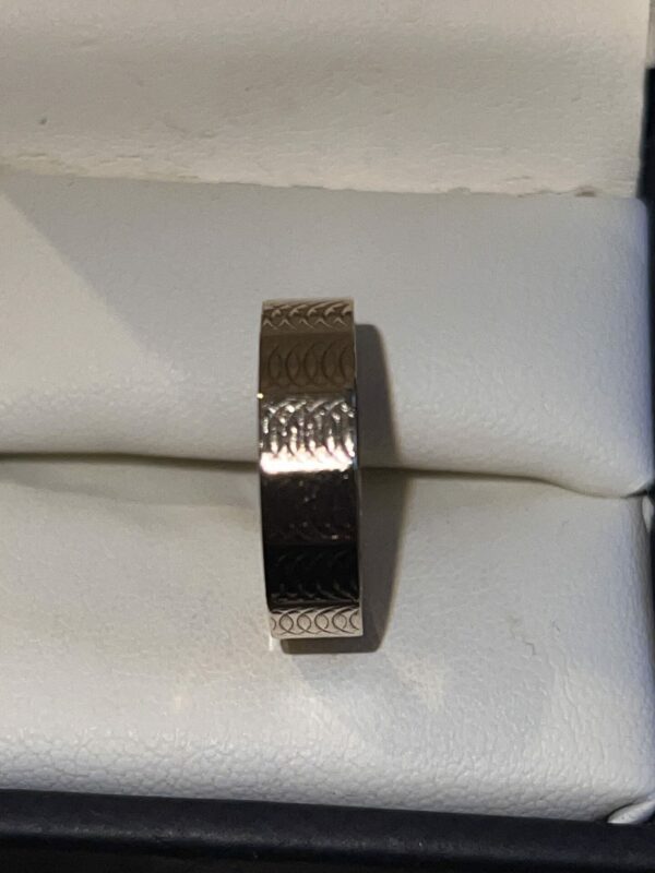 Unisex 9ct gold textured wedding band - Image 2