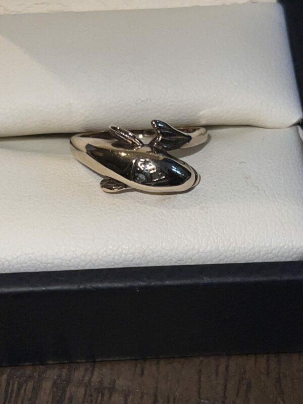 1970s 9ct gold dolphin ring - Image 2