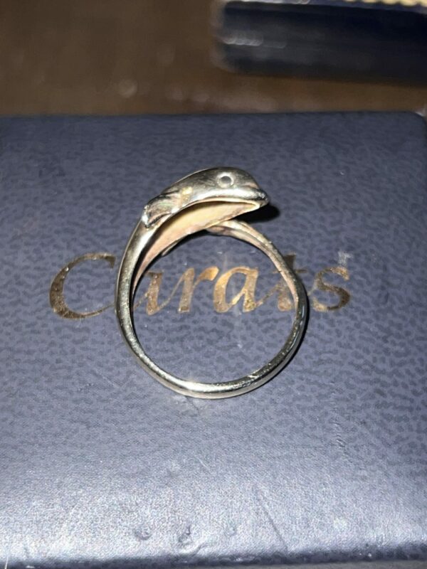 1970s 9ct gold dolphin ring - Image 4