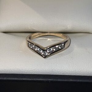 Beautiful 9ct gold wishbone ring cz set