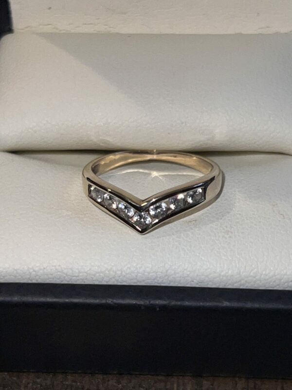 Beautiful 9ct gold wishbone ring cz set