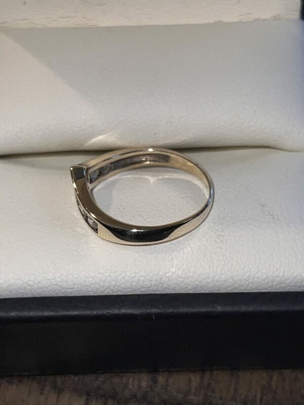 Beautiful 9ct gold wishbone ring cz set - Image 2