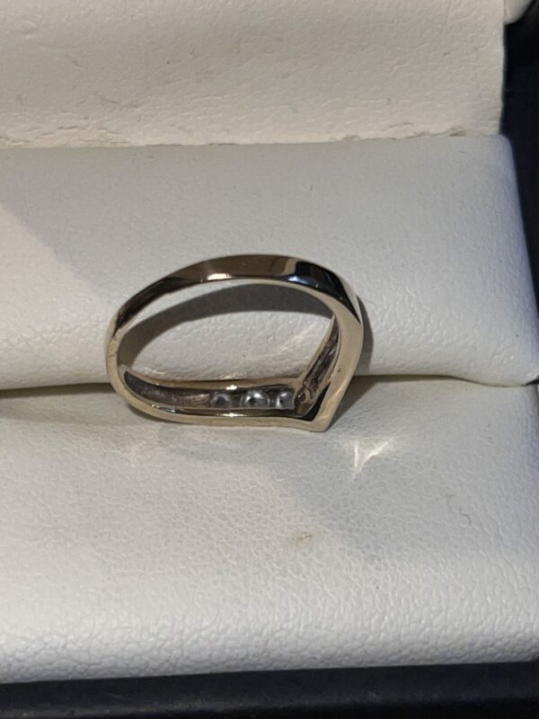 Beautiful 9ct gold wishbone ring cz set - Image 4