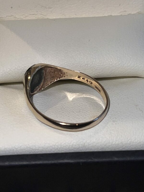 Hematite carved signet ring 9ct gold - Image 2