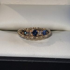 Gorgeous antique 18ct gold sapphire and diamond ladies ring