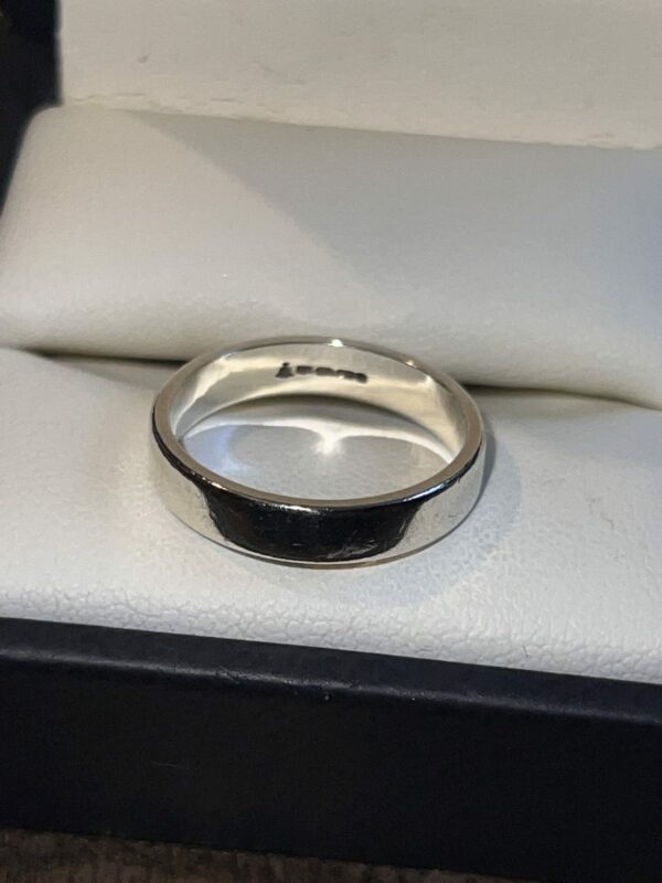 White gold 9ct chunky wedding band - Image 2