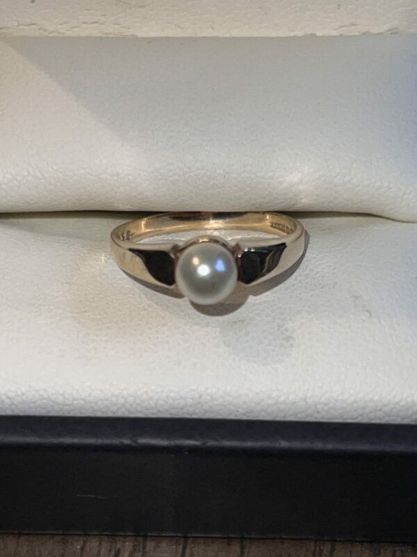 9ct gold natural pearl solitaire ring