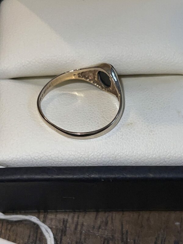 9ct gold and onyx small signet ring - Image 3