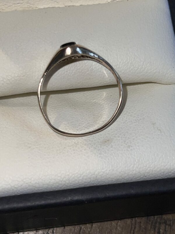 9ct gold and onyx small signet ring - Image 5