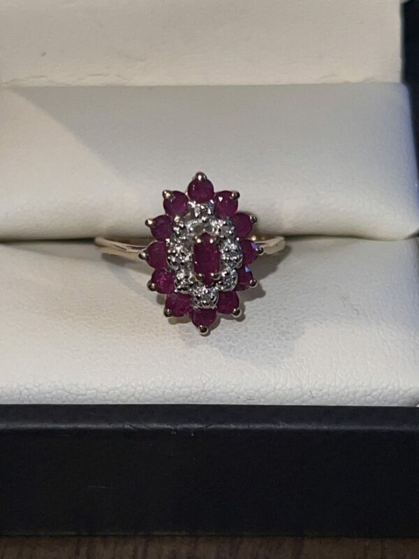 Beautiful diamond and ruby ladies 9ct gold ring