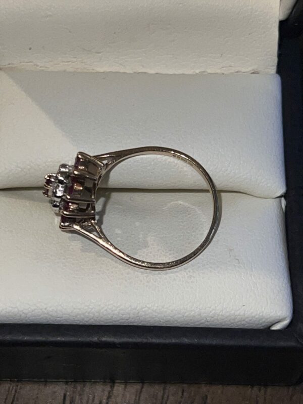 Beautiful diamond and ruby ladies 9ct gold ring - Image 3