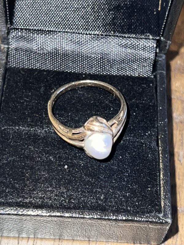 Natural pearl solitaire 9ct gold ring