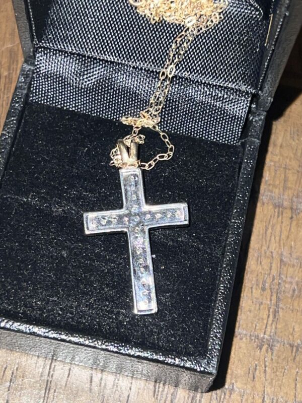 Stone set 9ct  white gold cross on fine chain - Image 2