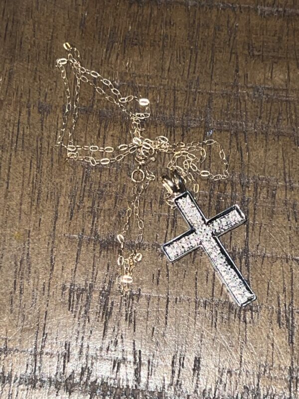 Stone set 9ct  white gold cross on fine chain - Image 3