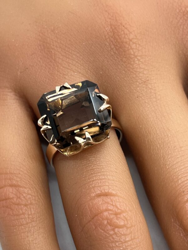 Large cushion cut Smokey quartz 9ct gold dress ring - Image 2