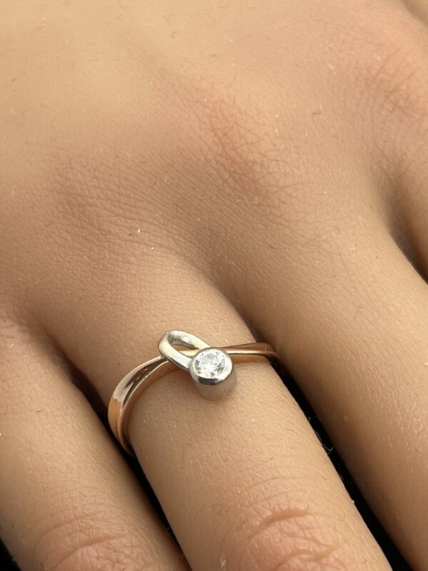18ct gold diamond solitaire split loop ring