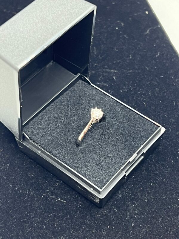 18ct white gold .44 ct diamond solitaire - Image 2