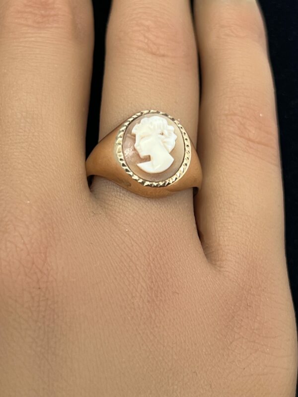 9ct gold cameo signet ring