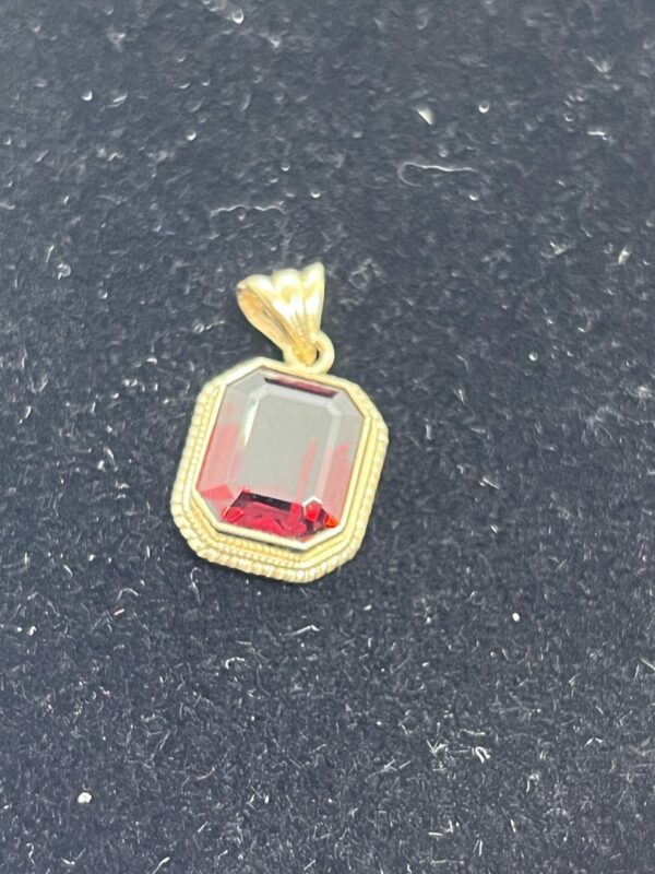 Tourmaline and 9ct gold pendant