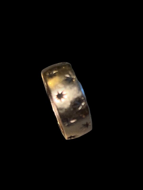 Vintage 9ct gold leaf pattern wedding band - Image 2