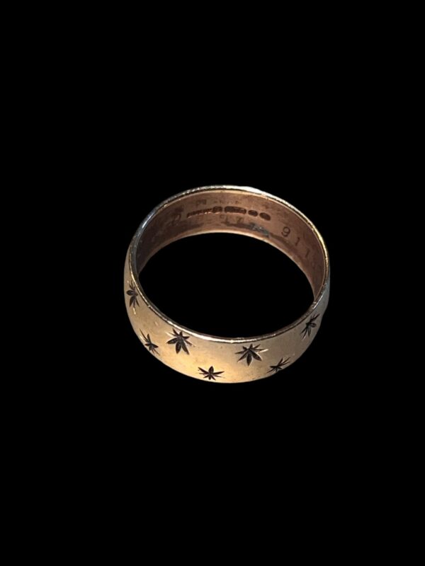 Vintage 9ct gold leaf pattern wedding band - Image 3