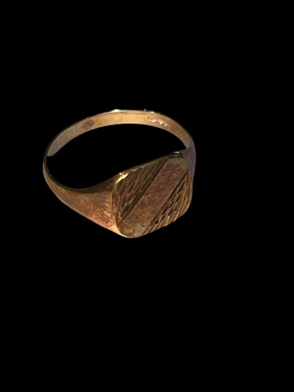 Classic 9ct gold signet ring