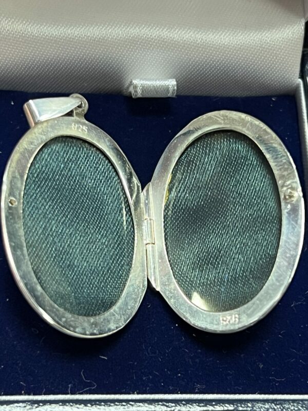 Large silver locket floral decoration - Image 3