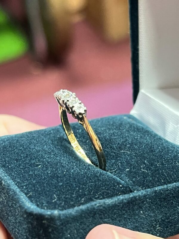 18ct gold platinum set five stone diamond ring - Image 4
